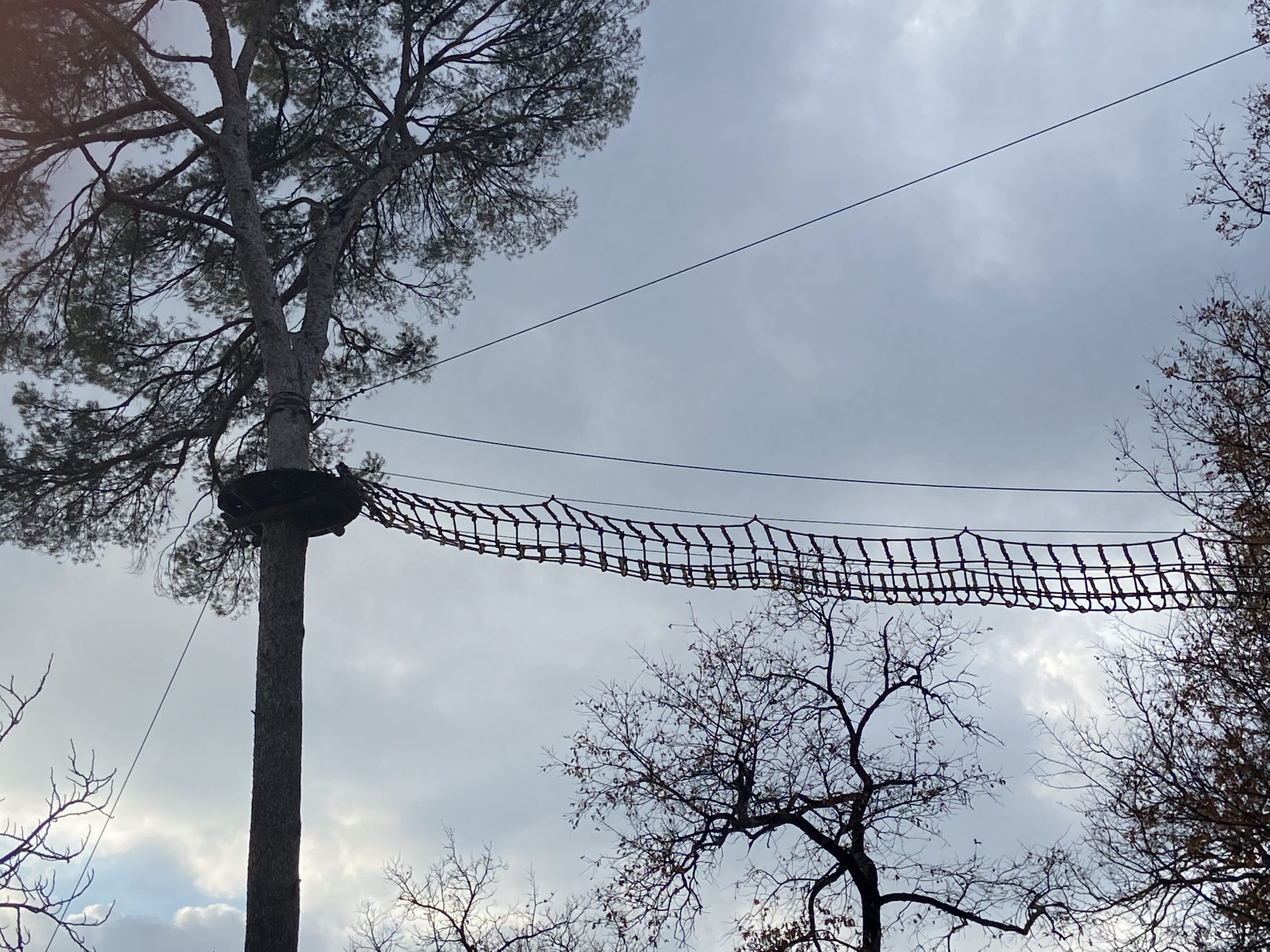 parcours noir pont en filet acrobatique en hauteur canyon parc greoux les bains